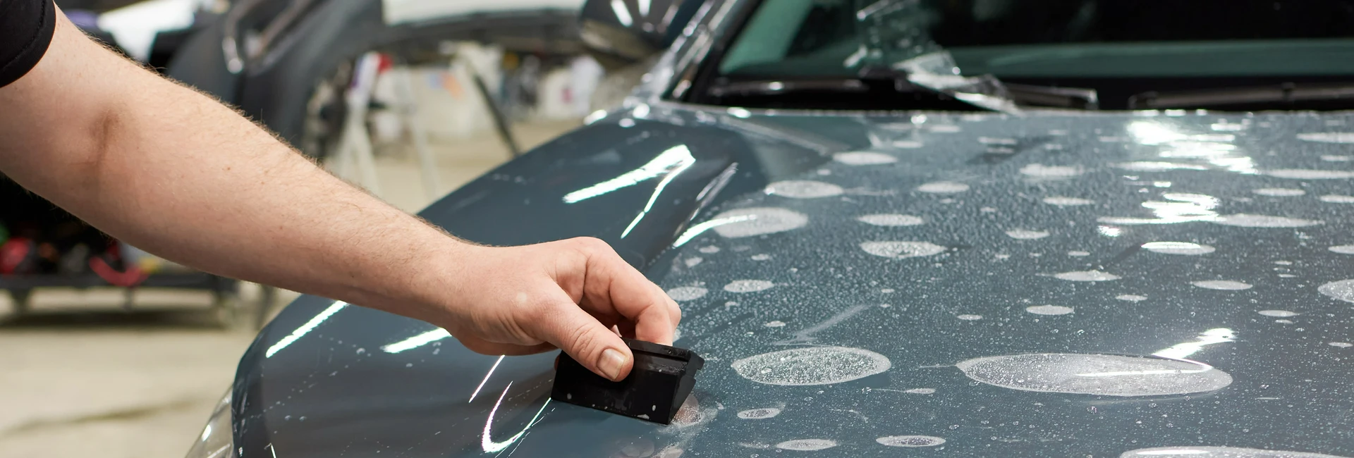 Naklejanie folii na maskę samochodu