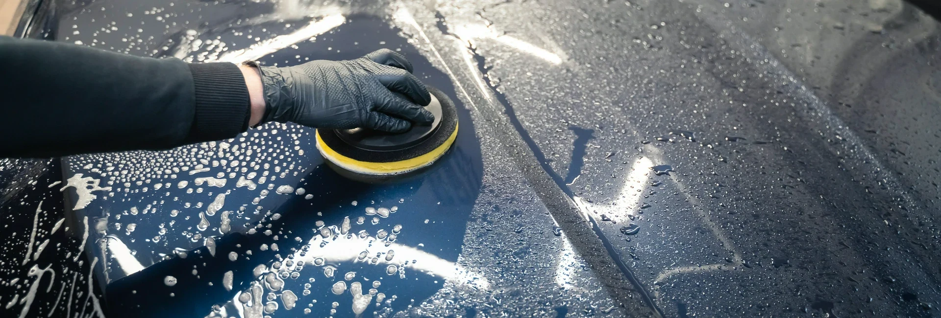Polerowanie maski samochodu